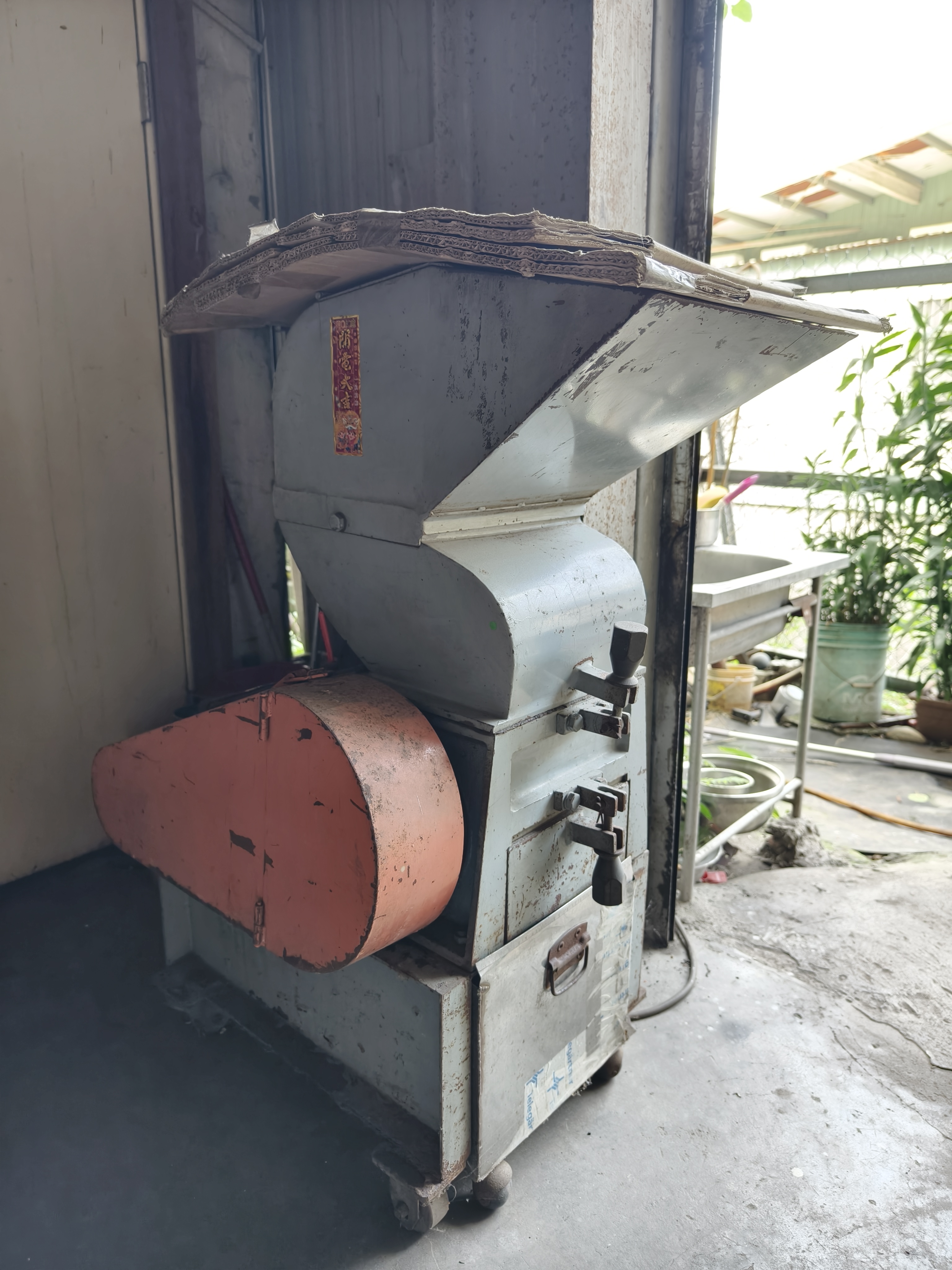 粉碎機 (D)